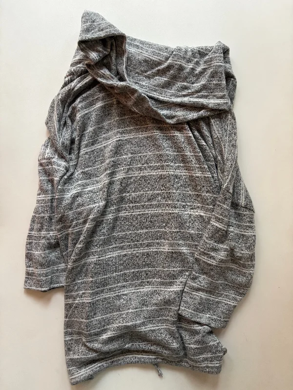 women's tops for those who seek both style and comfortTop Long Sleeve By Green Envelope In Grey, Size: 1x